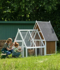 Dehner Lieblinge Hühnerstall Madita, Braun/weiß, Ca. B223/H173,5/T140 Cm 8 Dehner Lieblinge Hühnerstall Madita, Braun/weiß, Ca. B223/H173,5/T140 Cm -Heimtier Verkauf 6607600 WE MO 002 DehnerLieblingeHuehnerstallMadita