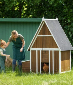 Dehner Lieblinge Hühnerstall Madita, Braun/weiß, Ca. B223/H173,5/T140 Cm 9 Dehner Lieblinge Hühnerstall Madita, Braun/weiß, Ca. B223/H173,5/T140 Cm -Heimtier Verkauf 6607600 WE MO 003 DehnerLieblingeHuehnerstallMadita