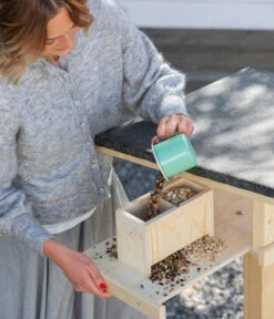 Dehner Natura Futterhaus Karwendel, Natur, Inkl. Ständer, Ca. B84,3/H127,2/T84,3 Cm -Heimtier Verkauf 6622872 6622898 6622906 6622922 WE MO 004 NVHRofanKarwendel 1