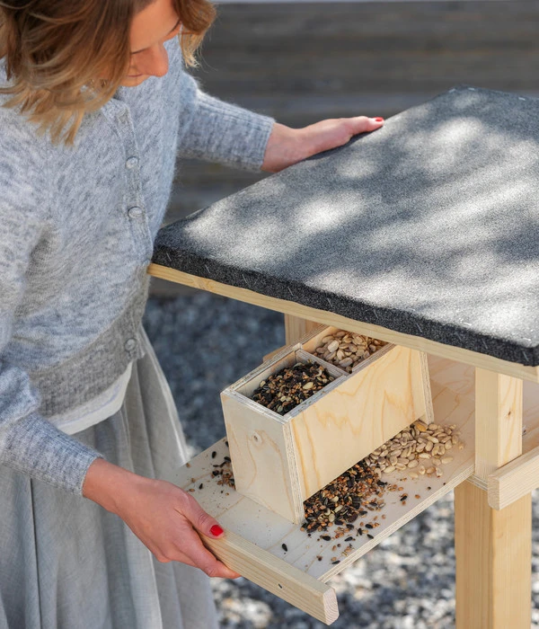 Dehner Natura Futterhaus Rofan, Geflammt, Inkl. Ständer, Ca. B84,3/H129,7/T84,3 Cm 12 Dehner Natura Futterhaus Rofan, Geflammt, Inkl. Ständer, Ca. B84,3/H129,7/T84,3 Cm – Bild 12