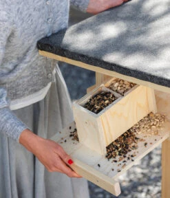 Dehner Natura Futterhaus Rofan, Geflammt, Inkl. Ständer, Ca. B84,3/H129,7/T84,3 Cm 28 Dehner Natura Futterhaus Rofan, Geflammt, Inkl. Ständer, Ca. B84,3/H129,7/T84,3 Cm -Heimtier Verkauf 6622872 6622898 6622906 6622922 WE MO 012 NVHRofanKarwendel